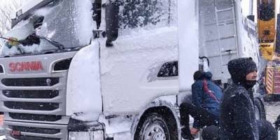 DEVRİLEN TIR TRAFİĞİ AKSATTI