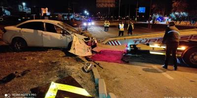 Otomobil bariyerlere çarptı