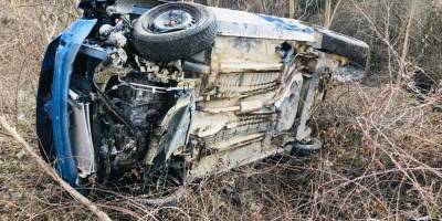 Refüje çarparak takla attı