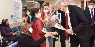 BAŞKAN BAKKALCIOĞLU’NDAN KADINLARA KIRMIZI KARANFİL