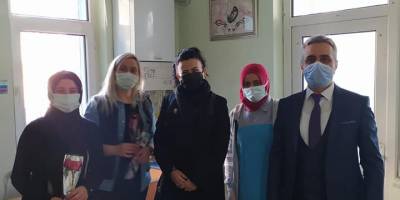 AK KADINLAR KARANFİL DAĞITTI