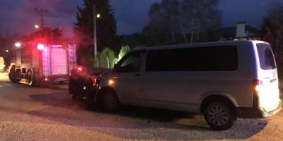 Kamyonet ile otomobil kafa kaya çarpıştı