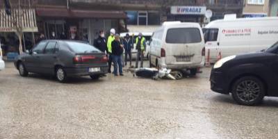 Motosiklet ile otomobil çarpıştı