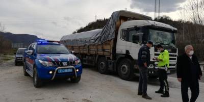 Kamyonet araca çarptı