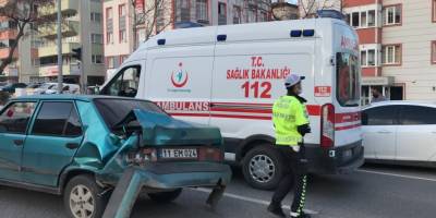 Kamyonet otomobile arkadan çarptı