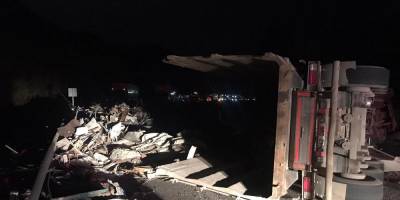 Kontrolden çıkan tır devrildi