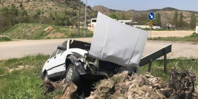 Yoldan çıkan otomobil son anda kütüklere çarparak durabildi