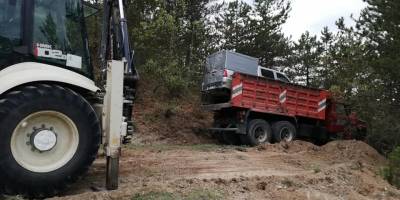 Kontrolden çıkan kamyon ağaçlara çarparak durabildi