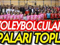 VOLEYBOLCULAR KUPALARI TOPLADI
