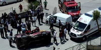 Kamyonet otomobille çarpıştı