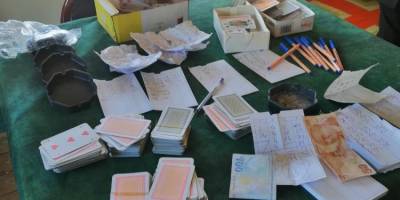 Kiraladıkları evde kumar oynarken yakalandılar