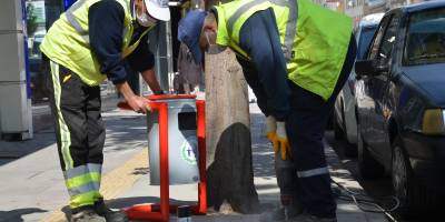 ANA CADDE ÜZERİNDEKİ ÇÖP KOVALARI YENİLENDİ