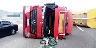 Çevre yolunda çekici devrildi; 1 yaralı