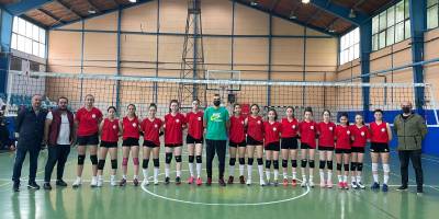 BİZİM KIZLAR SAHADA