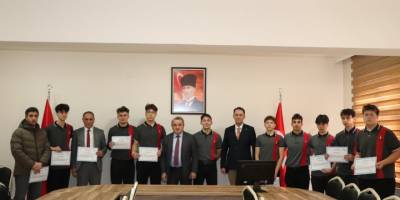 Öğrencilere Başarı Başarı Belgesi Verildi