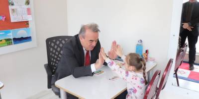 Kaymakam Öztürk'ten Özel Çocuklara Ziyaret