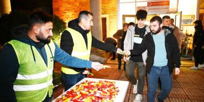 Vatandaşlara Kandil Şekeri Dağıtıldı