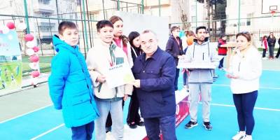 Kaymakam Öztürk Öğrencilere Ödüllerini Takdim Etti