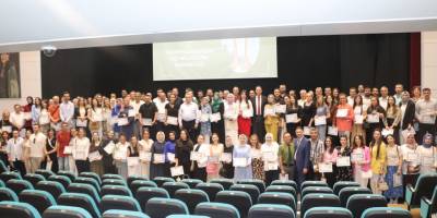 Öğretmenlere Başarı Belgesi Verildi