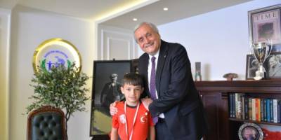 Başkan Bakkalcıoğlu, Başarılı Sporcuyu Tebrik Etti