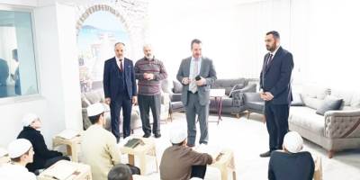 Müftü Dilek, Öğrencilere Hediyelerini Takdim Etti