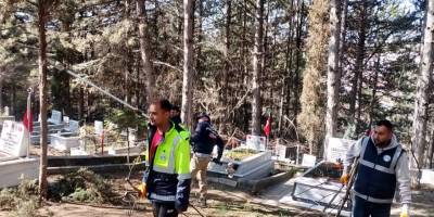İlçe Mezarlığında Bayram Öncesi Temizlik