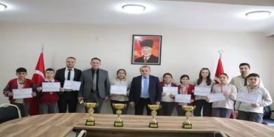 Kaymakam Öztürk Başarılı Öğrencileri Tebrik Etti
