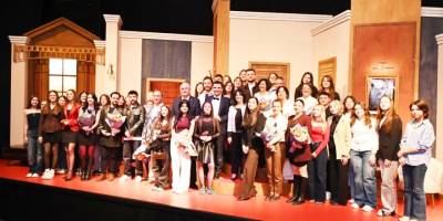 "Şahane Düğün" Tiyatroseverlerle Buluştu