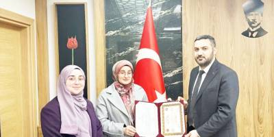 Müftü Arpacı'dan Kuran Kursu Öğrencisine Başarı Belgesi
