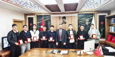 Müftü Arpacı'dan Öğrencilere Plaket Takdimi