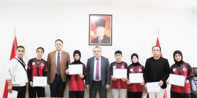 Kaymakam Öztürk'ten Sporculara Başarı Belgesi
