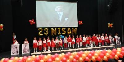 Minik Öğrencilerden 23 Nisan Gösterisi