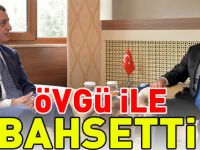 ÖVGÜ İLE BAHSETTİ