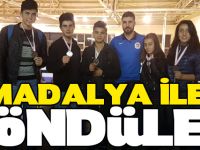 MADALYA İLE DÖNDÜLER