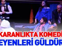 “KARANLIKTA KOMEDİ” İZLEYENLERİ GÜLDÜRDÜ