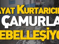 HAYAT KURTARICILAR ÇAMURLA CEBELLEŞİYOR