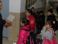 POLİS EKİPLERİNDEN ÖĞRENCİLERE JEST