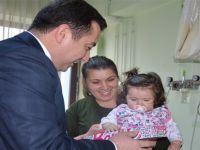 BAŞKAN BAKICI'DAN HASTANEDE TEDAVİ GÖREN ÇOCUKLARA SÜRPRİZ HEDİYE