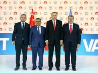 AK PARTİ ADAYLARI REİS’İN YANINDA