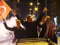 AK PARTİLİLER ZAFERİNİ KUTLADI