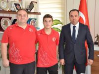 MÜDÜR YILDIZ, MİLLİ HALTERCİYİ ÖDÜLLENDİRDİ