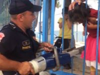 KAFASI PARMAKLIKLARA SIKIŞTI