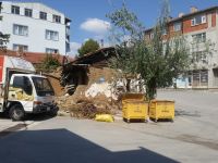 METRUK EV TEHLİKE SAÇIYOR