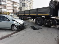 OTOMOBİL İLE TIR ÇARPIŞTI