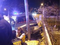 KAMYONET ELEKTRİK DİREĞİNE ÇARPTI