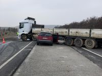 OTOMOBİL TIRA ÇARPTI