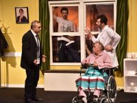 SEYİRCİLER SALONA SIĞMADI