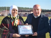 71 YAŞINDAKİ FANATİK TEYZE MAÇ KAÇIRMIYOR