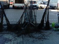 PAZAR ARABALARINI TEZGAH OLARAK KULLANDI