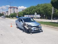 KAMYONET İLE OTOMOBİL ÇARPIŞTI